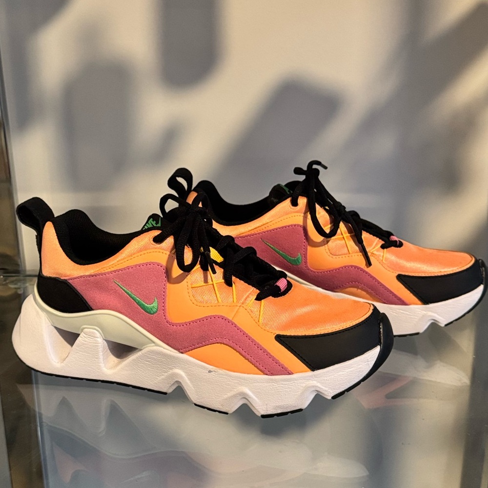 Women’s Nike RYZ Sneakers 8.5